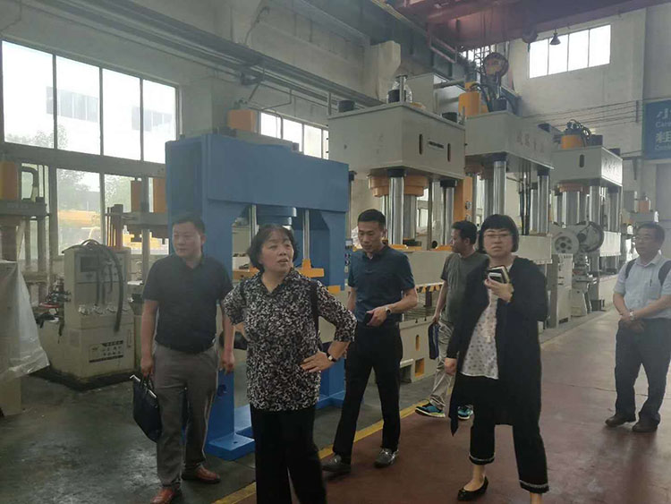 中國機床工業聯合會李冬茹副秘書長來长春昌兴传感器制造有限责任公司(5G网站)考察