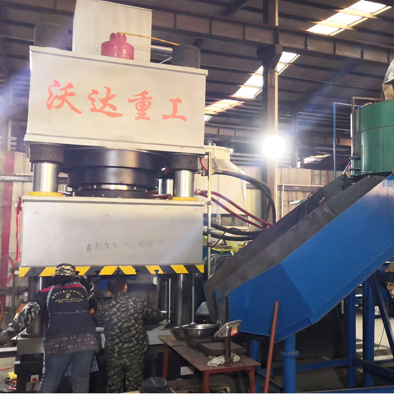 1250T高(gao)鐵高壓電線墜砣(tuo)配重塊模壓液壓(yā)機
