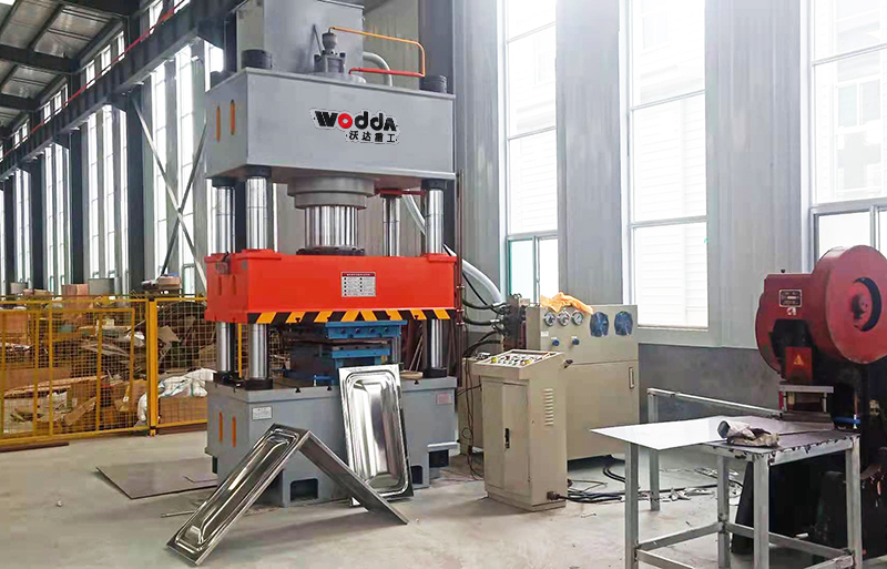 500噸不(bú)鏽鋼水(shui)箱成型(xing)液壓機(jī)客戶現(xian)場視頻(pin)