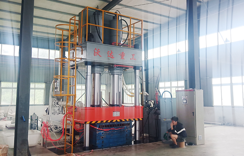 630噸建築塑(su)料模殼成型(xing)液壓機