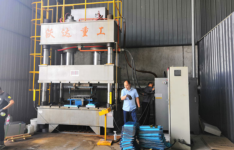 500噸雙缸四柱(zhu)拉伸液壓機(ji)