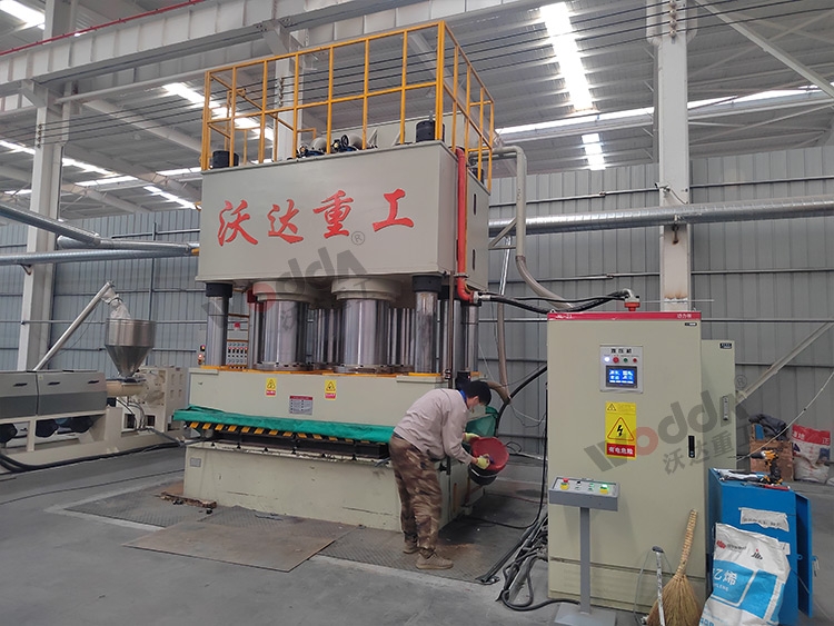 複合濾芯闆液壓機客戶現場 複合濾芯闆液壓機客戶現場