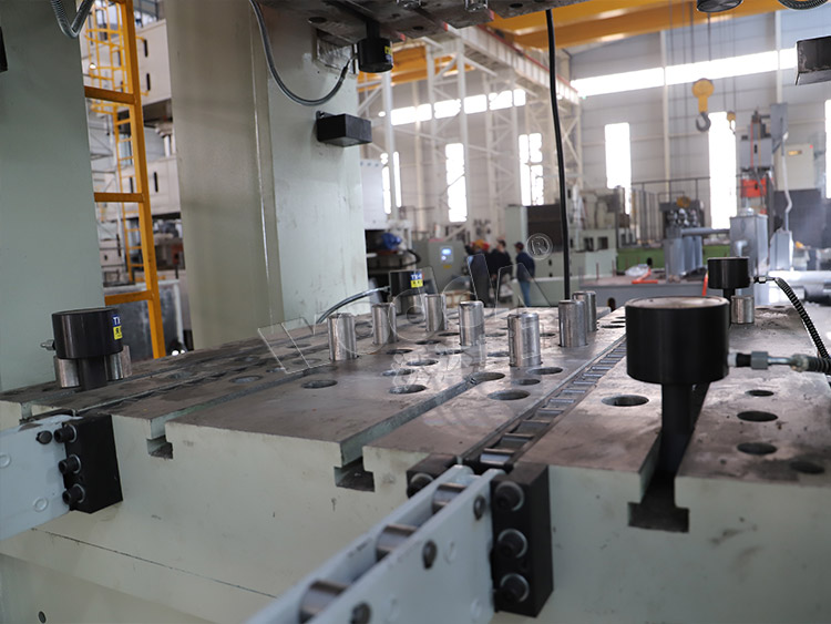 630噸框架式液壓機(多頂杆與舉模器).jpg 630噸框架式液壓機(多頂杆與舉模器).jpg