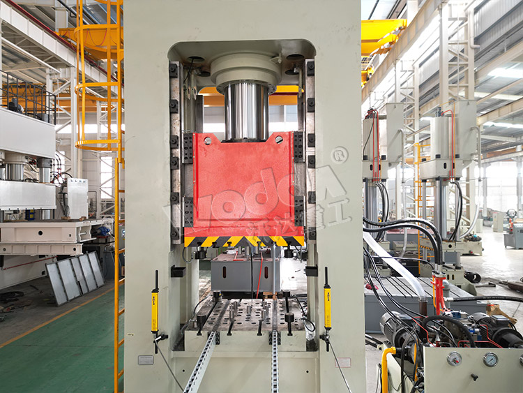 630噸框架式液壓機(滑塊與工作台).jpg 630噸框架式液壓機(滑塊與工作台).jpg