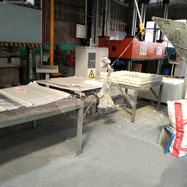 玻璃鋼水箱液壓機客戶現場 玻璃鋼水箱液壓機客戶現場