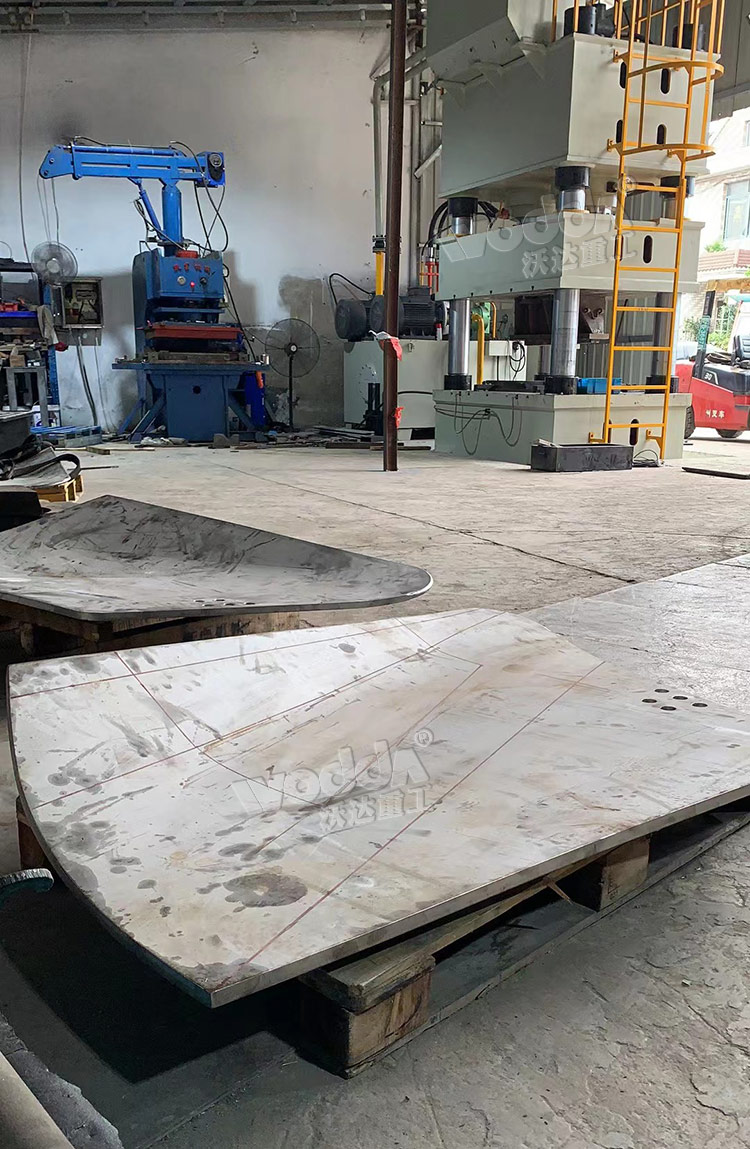 1000噸四柱油壓機客戶現場調試