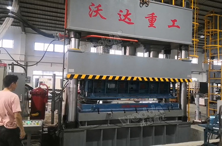 1250噸不鏽鋼水箱闆液壓機客戶現場