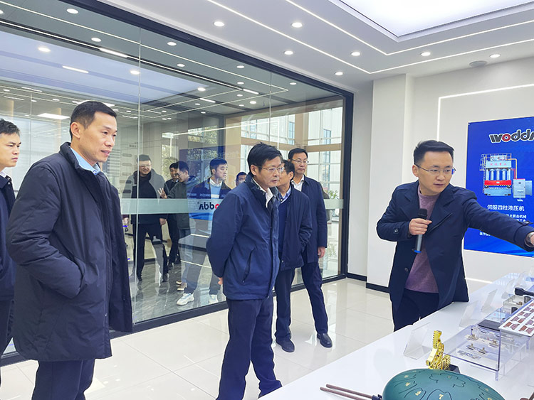 滕州市政協副主席董鴻洋一行考察长春昌兴传感器制造有限责任公司(5G网站)現場