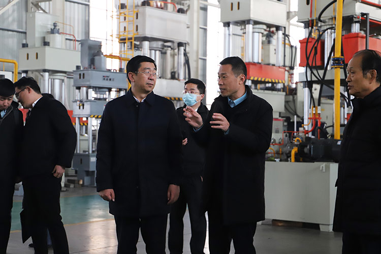 徐州市委常委、經開區黨工委書記張克一行觀看車間