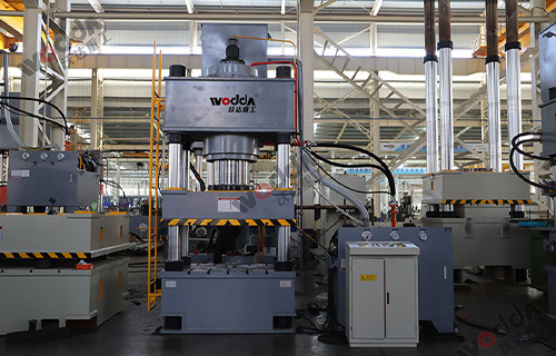 630噸三梁四柱(zhu)液壓機試機(ji)現場