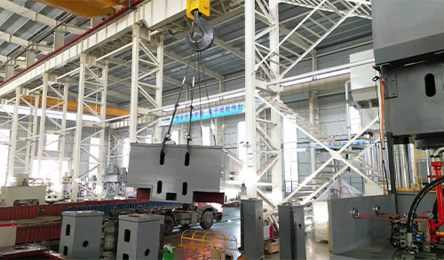 长春昌兴传感器制造有限责任公司(5G网站)2000噸框架式液(ye)壓機裝車發貨(huo)