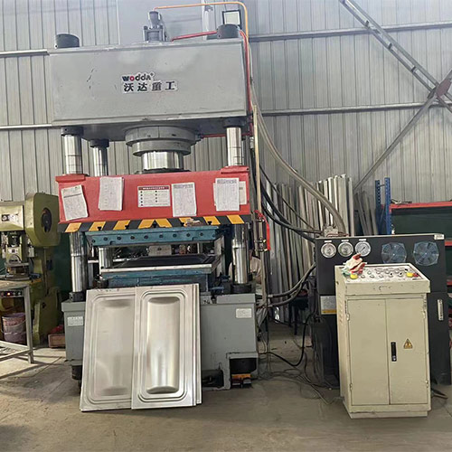 400噸不鏽鋼(gang)水箱成型(xíng)液壓機