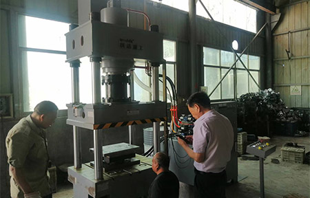 200噸(dūn)不鏽鋼離心風機(ji)成型液壓機