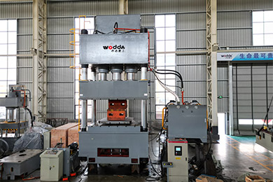 1500噸四柱拉伸(shen)液壓機（液壓墊(nian)）